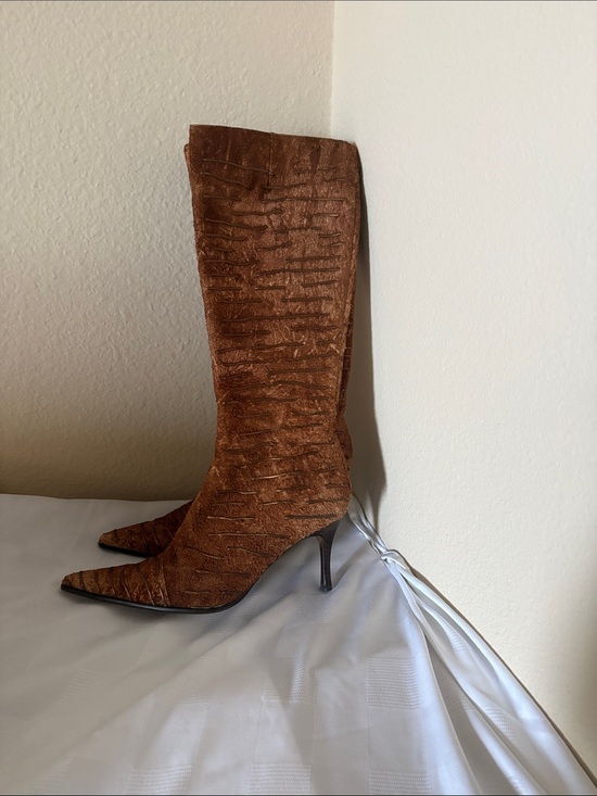 Shoes - Women's Brown Textured Pointed-Toe Knee-High Heeled Boots